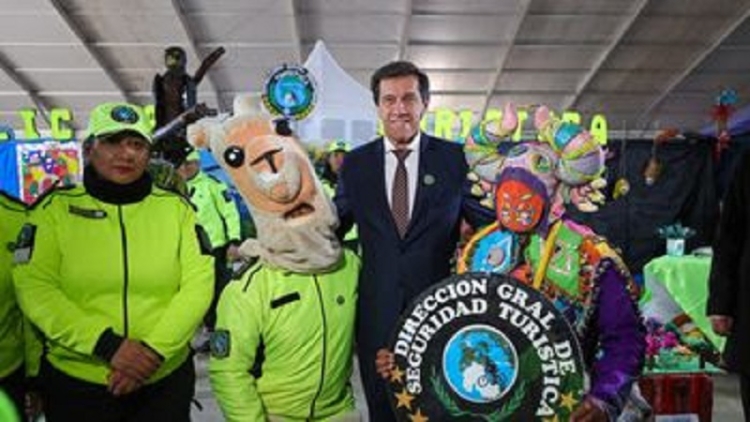 El gobernador Carlos Sadir recorri&oacute; la Expo Policial 2024