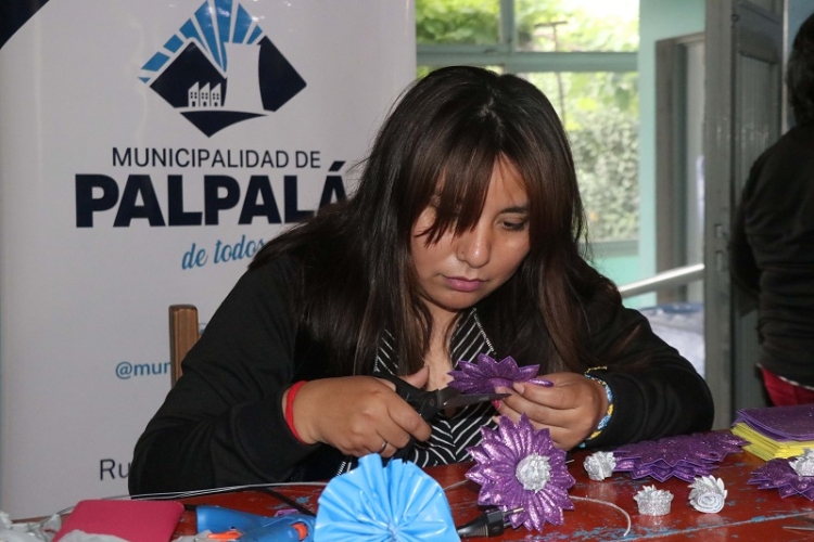 Preparativos para honrar a los santos y fieles difuntos en Palpal&aacute;