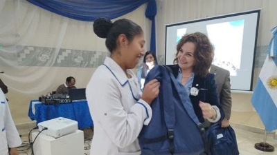 M&aacute;s de un centenar de estudiantes de Enfermer&iacute;a recibieron mochilas t&eacute;cnicas en el IES N&deg;11