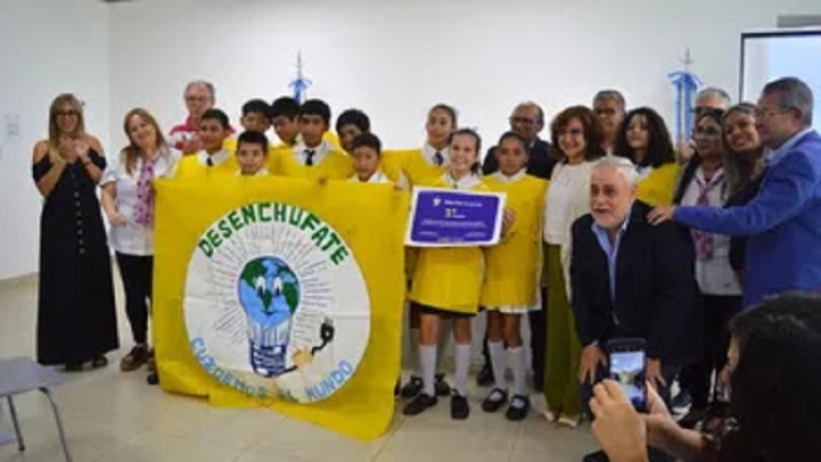 Escuelas ganadoras del concurso El saber ilumina, premiadas