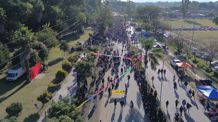 M&aacute;s de 1000 ni&ntilde;os le dieron un colorido especial a la avenida martijena en el &ldquo;desfile de los jardines&rdquo; en Palpal&aacute;