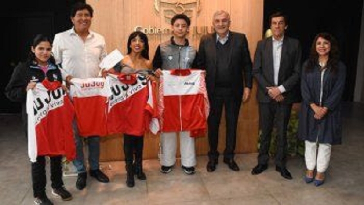 Morales entreg&oacute; subsidios a deportistas juje&ntilde;os