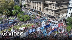 La CGT, las dos CTA y movimientos sociales marcharon a Tribunales contra el DNU de Milei