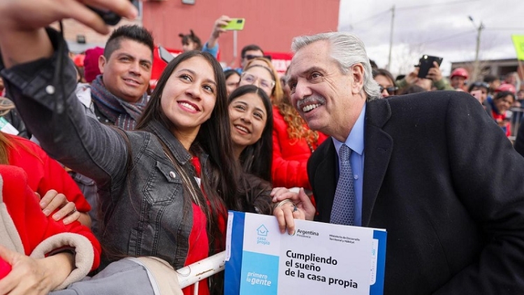 El Presidente anunci&oacute; medidas para mejorar salarios y pidi&oacute; cuidar "la paz social"