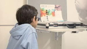 Ni&ntilde;os juje&ntilde;os recuperan capacidad visual al recibir anteojos gratuitos