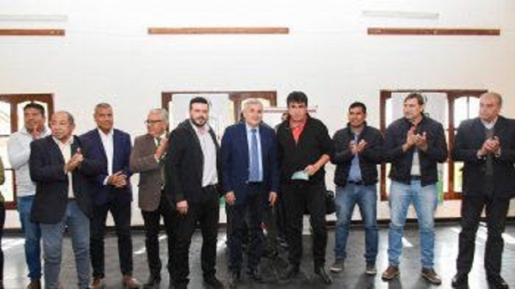 El gobernador entreg&oacute; subsidios a clubes del Ramal