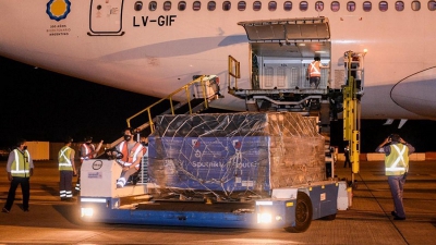 Lleg&oacute; el primero de los dos vuelos que traen vacunas Sputnik V