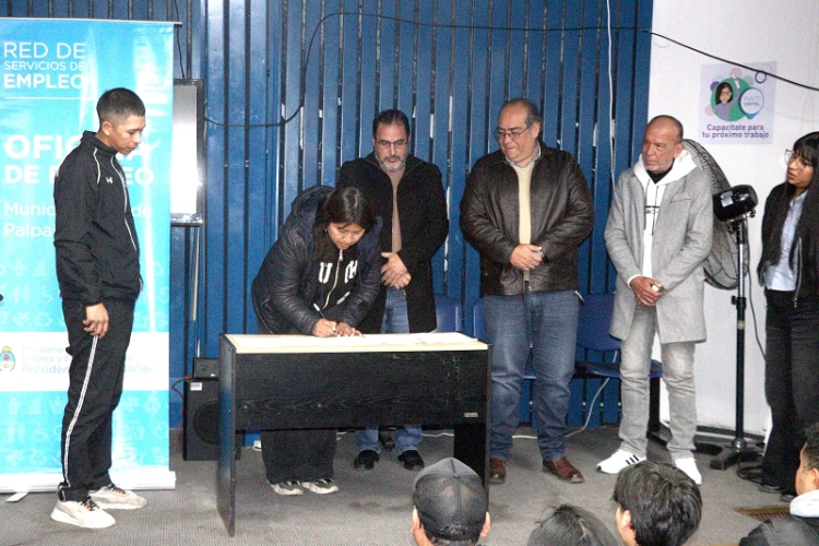 Gran grupo de j&oacute;venes accede a su primera experiencia en comercios locales