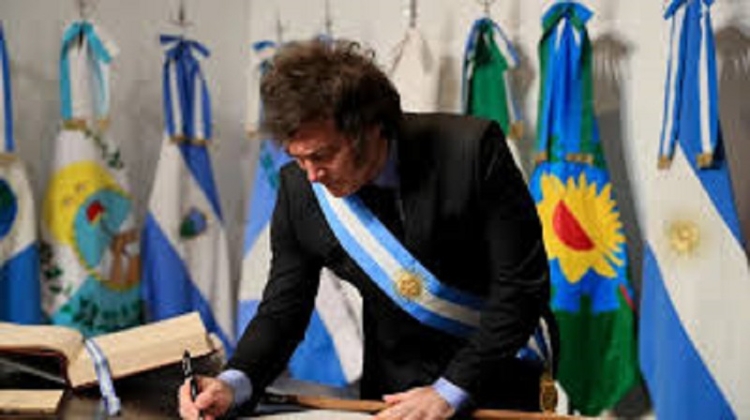 Milei firm&oacute; el Pacto de Mayo y cuestion&oacute; a los gobernadores que no asistieron