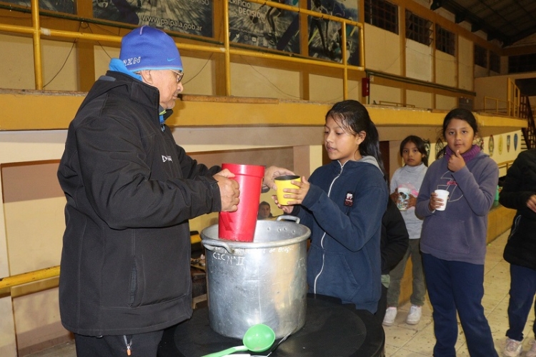 Encuentros de escuelas deportivas de v&oacute;ley y b&aacute;squet fortalecen los v&iacute;nculos familiares de padres e hijos