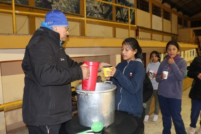 Encuentros de escuelas deportivas de v&oacute;ley y b&aacute;squet fortalecen los v&iacute;nculos familiares de padres e hijos