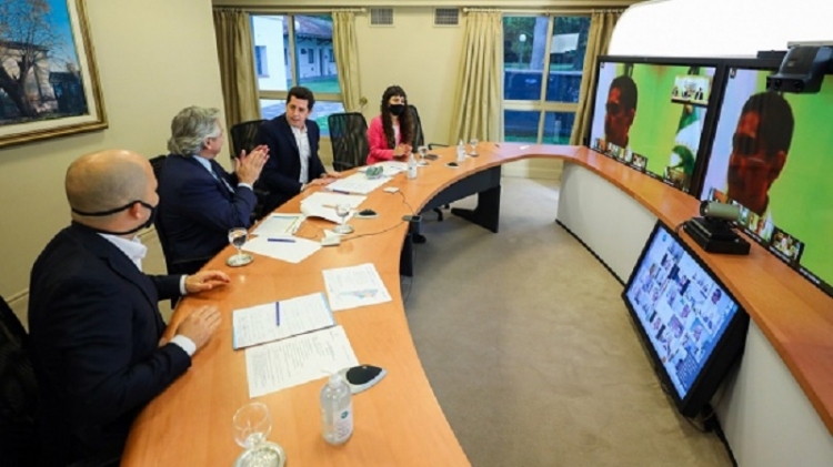 Fern&aacute;ndez present&oacute; un programa asistencial a municipios por 1.086 millones de pesos