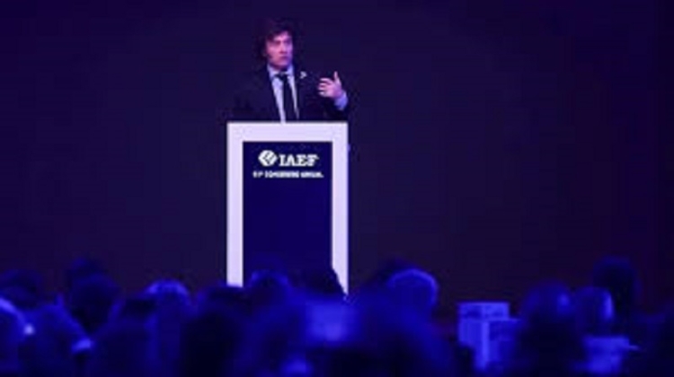 Milei, en el IAEF: "Voy a vetar proyectos del Congreso que nos rompan el equilibrio fiscal, me importa tres carajos"