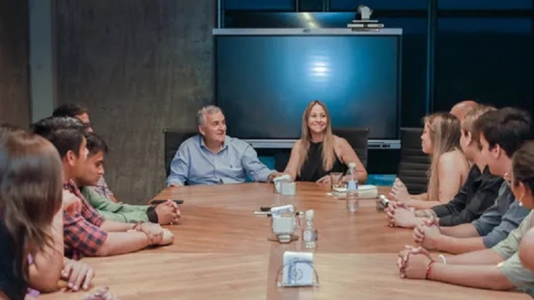 Morales recibi&oacute; a los estudiantes que volvieron de China