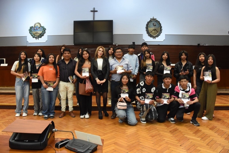 Alumnos de la Normal de Abra Pampa visitaron la Legislatura