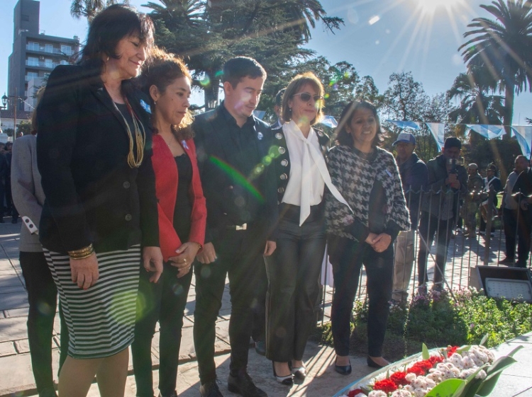 Los Constituyentes realizaron una ofrenda floral en el D&iacute;a de la Patria