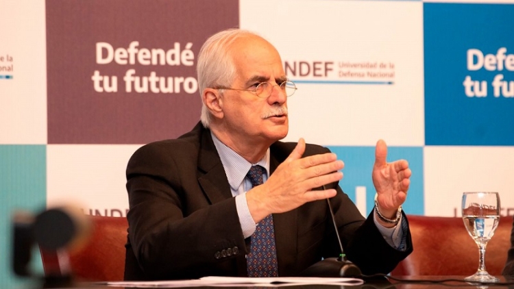 Taiana destac&oacute; el rol de las FFAA para defender la soberan&iacute;a y las "riquezas naturales"