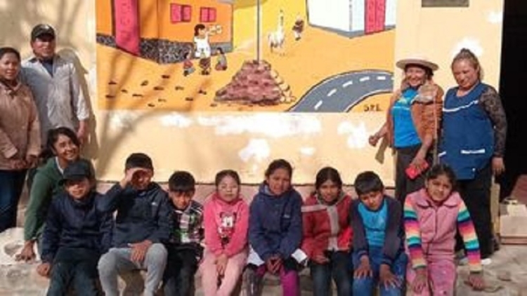 Pintan mural en la Escuela N&deg; 297 de Piedra Negra