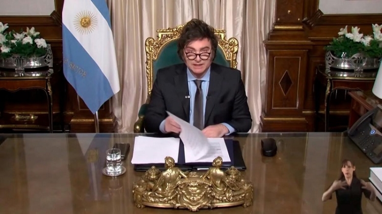 Milei: "Si la inflaci&oacute;n de diciembre es 30% a Caputo hay que pasearlo en andas"