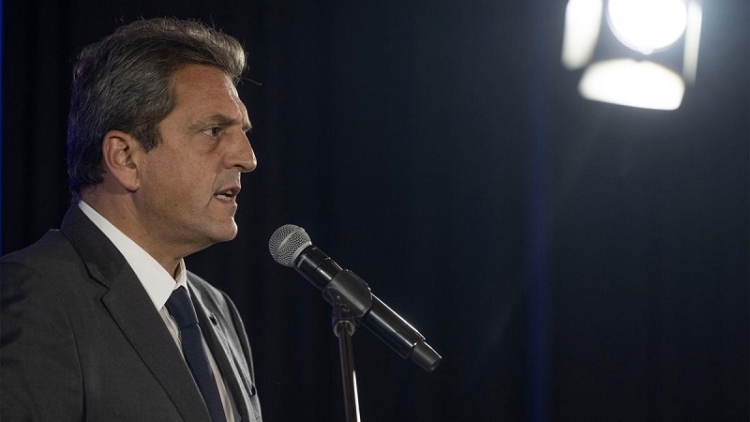 Massa dijo que crece el abastecimiento de combustible y advirti&oacute; por stockeo y especulaci&oacute;n