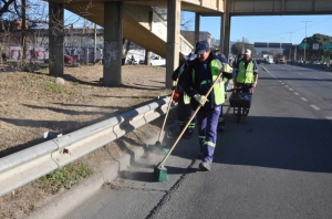 Personal municipal realiz&oacute; operativo de limpieza en el acceso sur