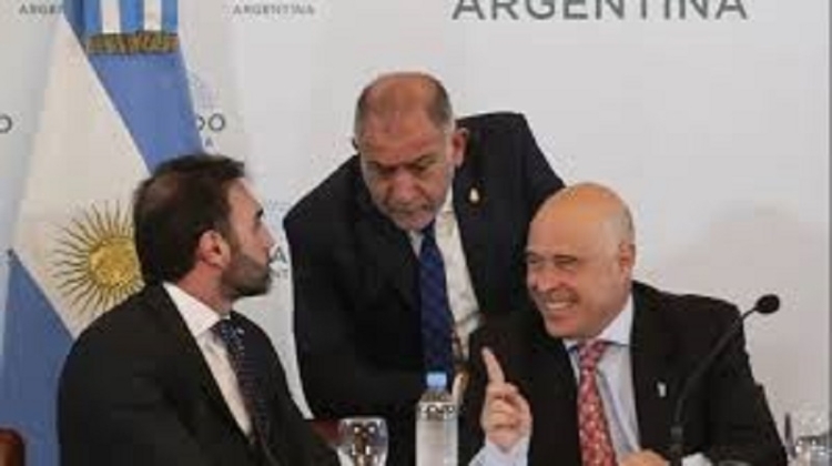 Ley de Bases y paquete fiscal: el oficialismo consigui&oacute; las firmas y lograr&aacute; ma&ntilde;ana el dictamen