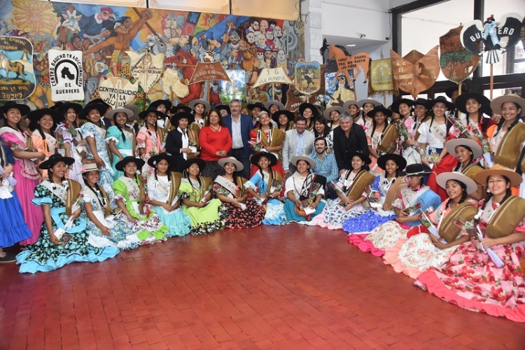 La Legislatura acompa&ntilde;&oacute; el homenaje por el d&iacute;a de la tradici&oacute;n con agrupaciones gauchas y j&oacute;venes paisanas