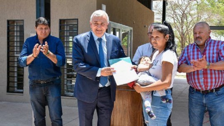 97 familias recibieron certificados de adjudicaci&oacute;n de lotes fiscales en Arrayanal