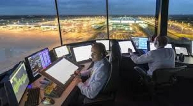 Los controladores a&eacute;reos levantaron el paro previsto para el jueves