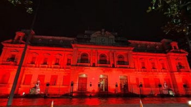 La Casa de Gobierno se ilumin&oacute; de rojo por el D&iacute;a Mundial del VIH