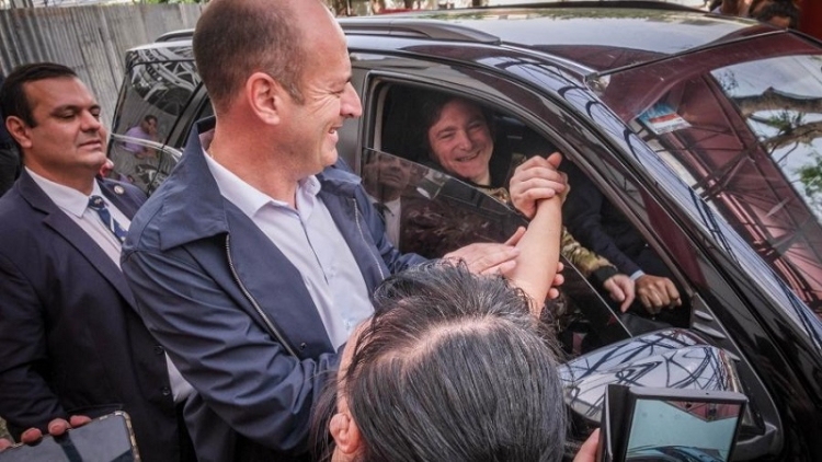 Milei recorri&oacute; Bah&iacute;a Blanca junto a varios ministros