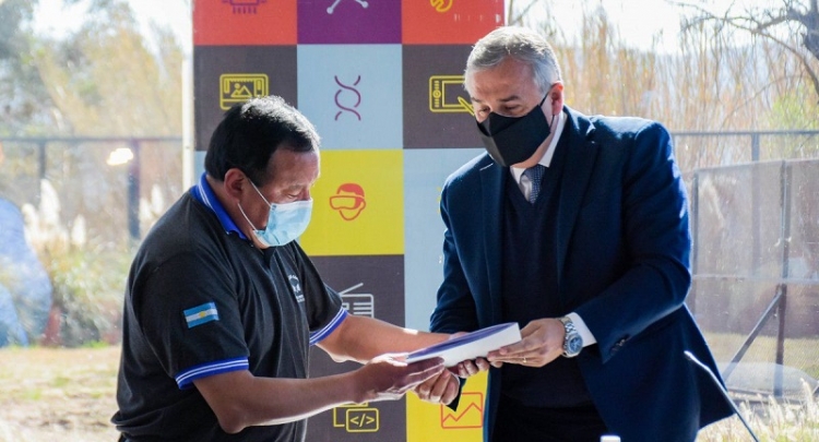 Morales entreg&oacute; seguro de desempleo para ex trabajadores de El Aguilar