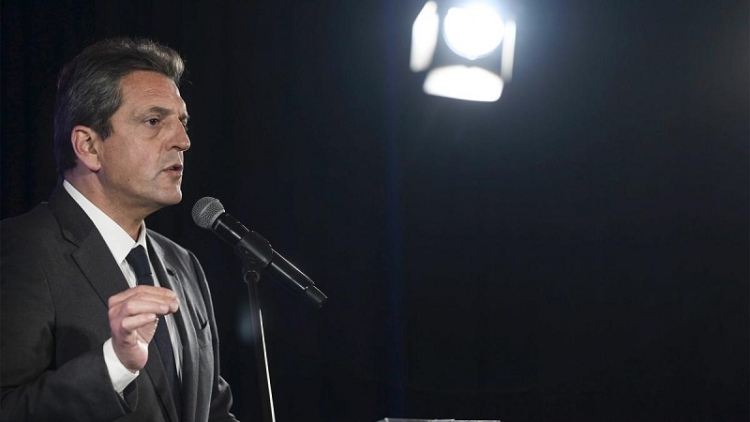 Massa, a las petroleras: "Si el martes a la noche no est&aacute; resuelto, no van a poder sacar un barco"