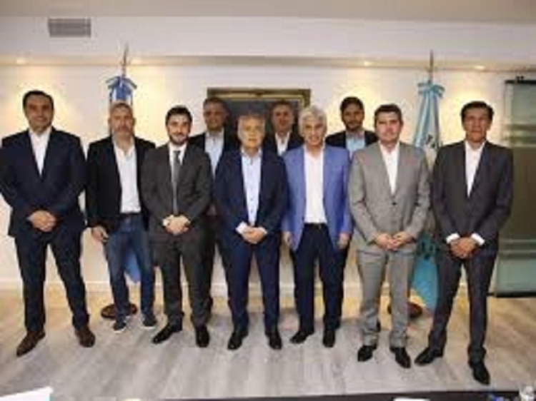 Gobernadores esperan reanudar las negociaciones por Presupuesto, mientras la oposici&oacute;n quieren derogar DNU sobre deuda