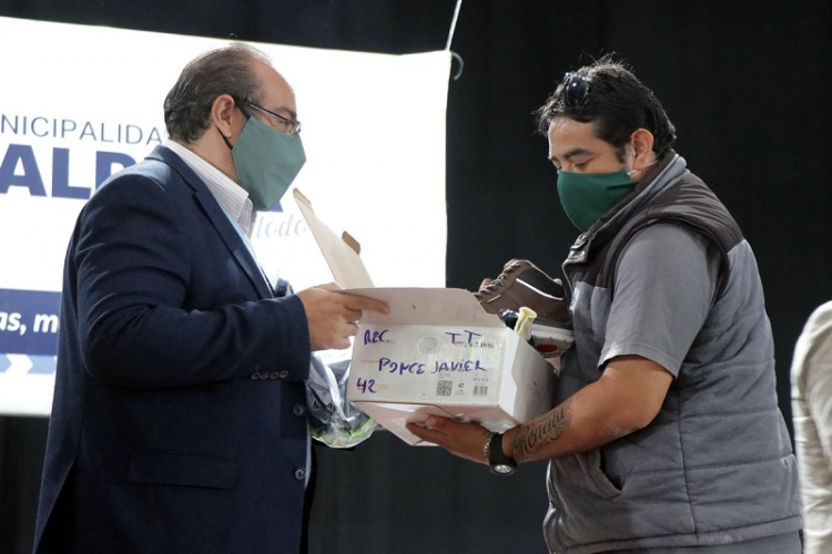 Comprometidos en el cuidado del medio ambiente, el municipio refuerza la entrega de indumentaria y maquinarias para los empleados