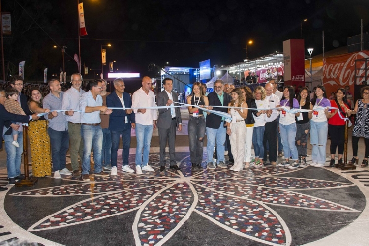 Ediles participaron de la apertura de los desfiles de carrozas