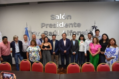 Bernis presidi&oacute; acto por el descubrimiento de la identificaci&oacute;n del sal&oacute;n &ldquo;Presidente Dr. Ra&uacute;l Alfons&iacute;n