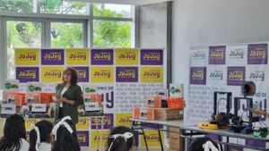 Cuatro escuelas con orientaci&oacute;n en programaci&oacute;n y rob&oacute;tica recibieron kits con dispositivos