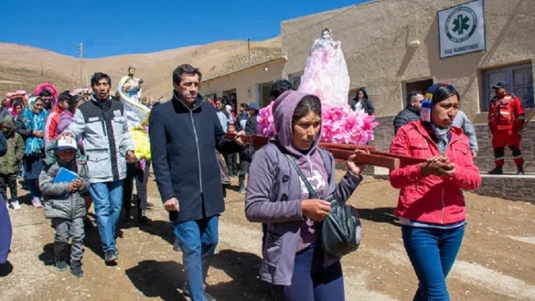 Carlos Sadir encabez&oacute; fiestas patronales en Olaroz Chico