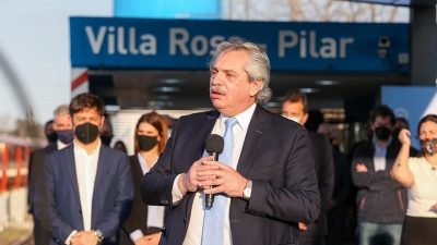 Fern&aacute;ndez resalt&oacute; que la econom&iacute;a "est&aacute; empezando a moverse" y pidi&oacute; "no desalentarse"