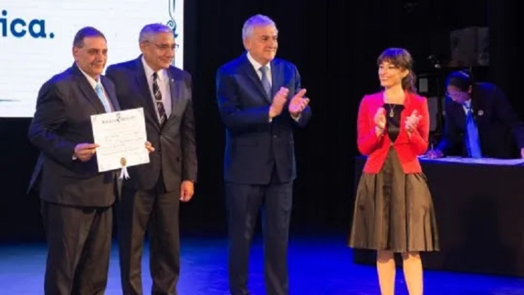 Morales entreg&oacute; t&iacute;tulos y tom&oacute; juramento a 62 licenciados y licenciadas del IUPS