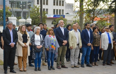 Izamiento de banderas a cargo del concejo deliberante