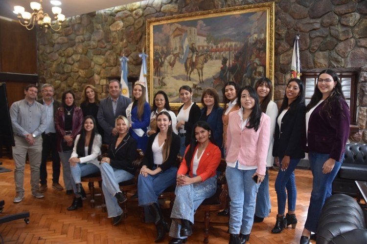 Alberto Bernis recibi&oacute; a las candidatas del certamen Se&ntilde;orita Independencia