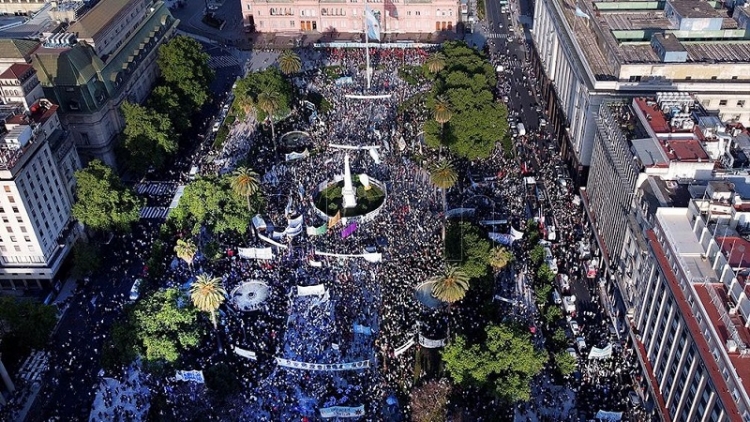 Militantes y organizaciones sociales colmaron Plaza de Mayo por el D&iacute;a de la Lealtad