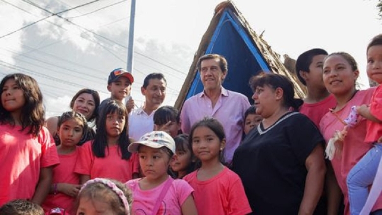 Con la alegr&iacute;a de los ni&ntilde;os, Sadir ador&oacute; en el pesebre "Pan de Dios"