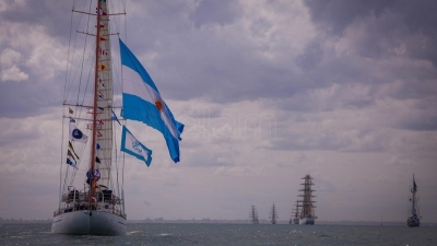 La fragata Libertad encabez&oacute; un desfile n&aacute;utico latinoamericano