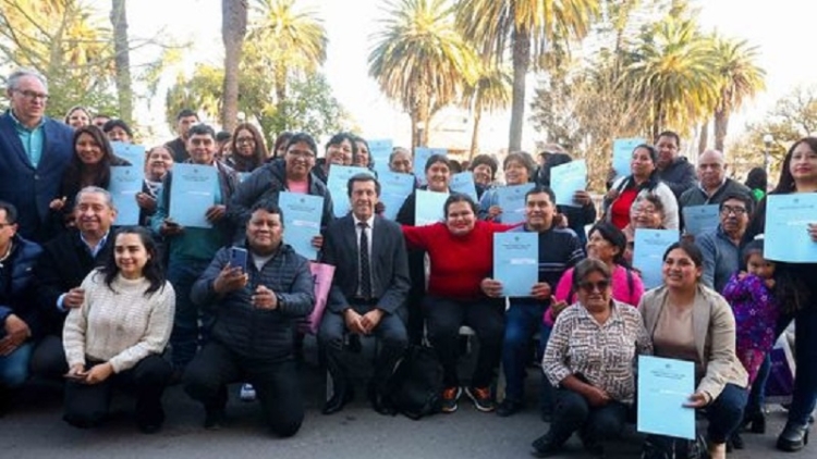 Sadir entreg&oacute; 70 escrituras a familias de Capital, Lozano y Guerrero