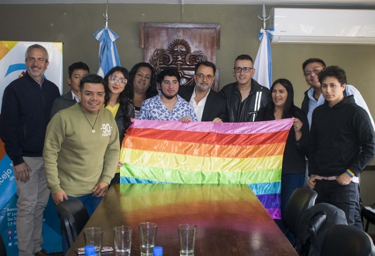 Reuni&oacute;n con integrantes de la como por la marcha del orgullo