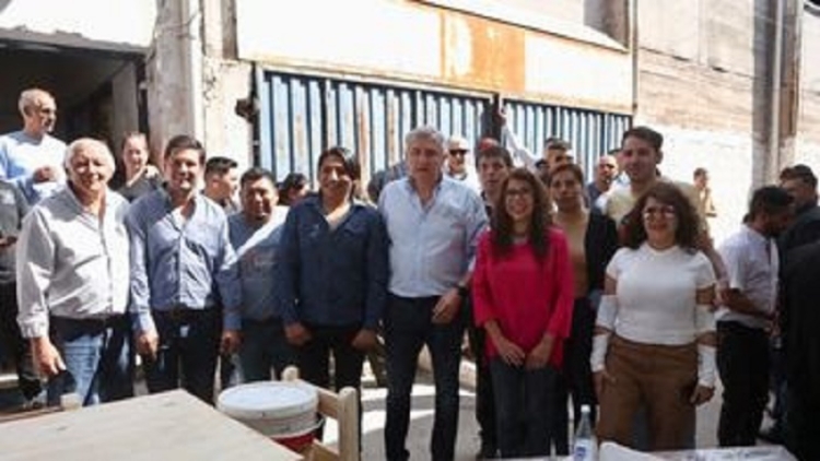 El Gobernador y la ministra Mart&iacute;nez entregaron mobiliarios al Centro Vecinal "Virgen del Valle" de Perico