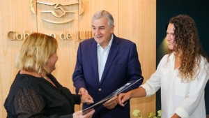 Morales entreg&oacute; la renovaci&oacute;n del comodato de terrenos al Hogar San Roque